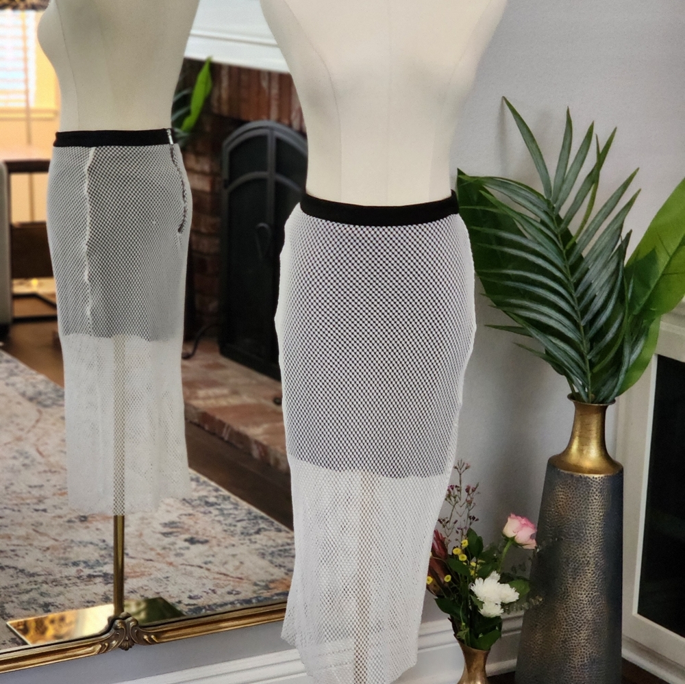 Bebe mesh fitted skirt. Black and White. SIZE: Small